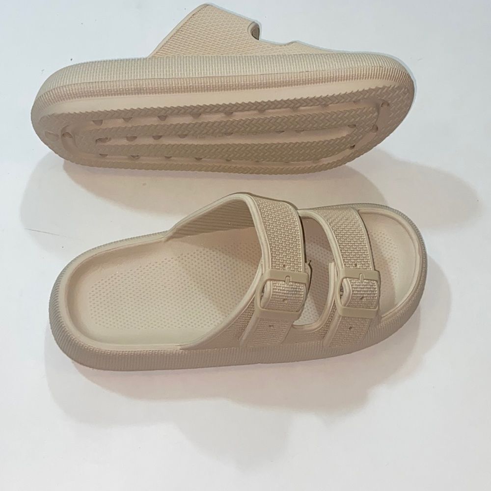 Women Sandals Size 42-43   270 (2.6)